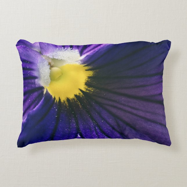 Lila Pansy-Makro-Foto elegant Dekokissen (Vorderseite)