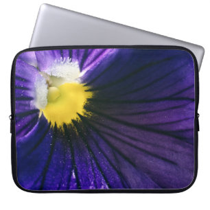Lila Pansy-Makro-Foto elegant Laptopschutzhülle