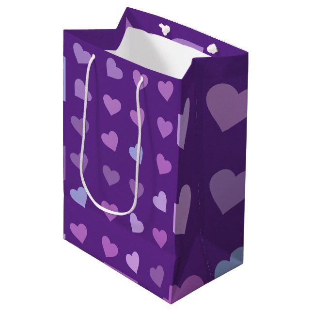 LILA PASTEL-FARBIGE HERZEN MITTLERE GESCHENKTÜTE (Vorderseite Schrägansicht)