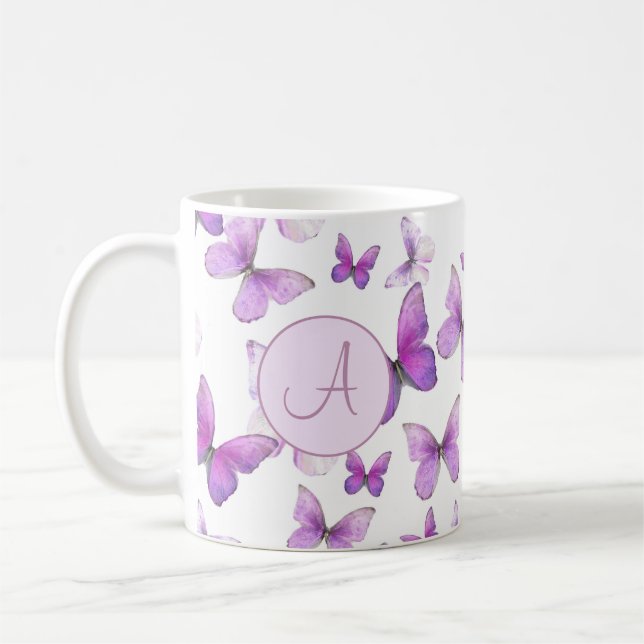 Lila Pastelschmetterlinge Custom Mit Monogramm Kaffeetasse (Links)