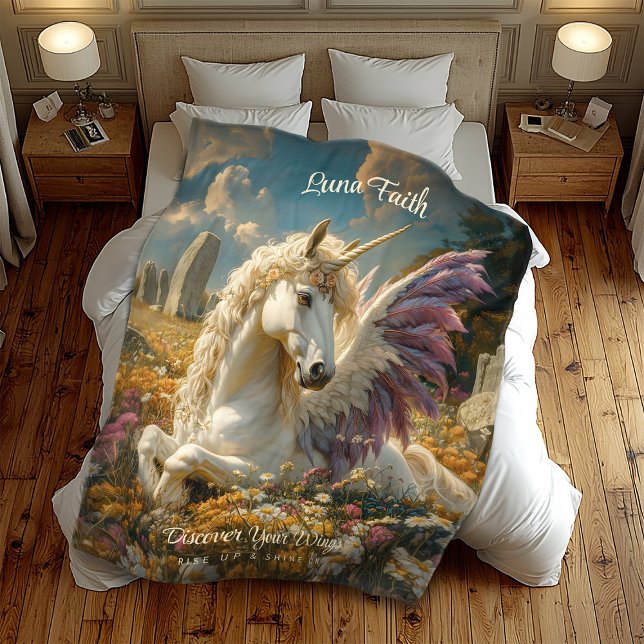 Lila Pegasus Stone Circle Fantasy Mythisches Pferd Fleecedecke (Von Creator hochgeladen)