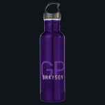 Lila Personalisiertes Monogramm Edelstahlflasche<br><div class="desc">Berufliche und schlichte personalisierte lila und graue Wasserflasche mit einem einfachen,  maßgeschneiderten Monogramm mit 2 Anfangsbuchstaben und Namen,  die Sie an jeden Schriftart oder jede Farbe bearbeiten können,  um eine elegante Metallflasche zu entwerfen,  die in der Schule oder im Büro hervorragend aussieht und klassisch gestaltet ist.</div>