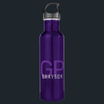 Lila Personalisiertes Monogramm Edelstahlflasche<br><div class="desc">Berufliche und schlichte personalisierte lila und graue Wasserflasche mit einem einfachen,  maßgeschneiderten Monogramm mit 2 Anfangsbuchstaben und Namen,  die Sie an jeden Schriftart oder jede Farbe bearbeiten können,  um eine elegante Metallflasche zu entwerfen,  die in der Schule oder im Büro hervorragend aussieht und klassisch gestaltet ist.</div>