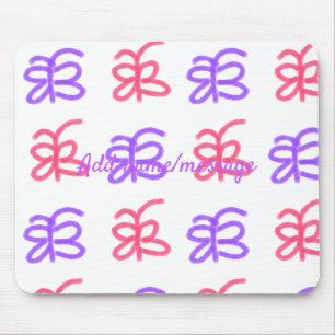Lila Pink-Schmetterling-Doodmuster fügt Namenstext Mousepad
