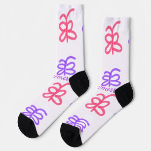 Lila Pink-Schmetterling-Doodmuster fügt Namenstext Socken