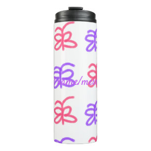 Lila Pink-Schmetterling-Doodmuster fügt Namenstext Thermosbecher