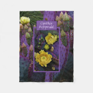 Lila Prickly Birne Opuntia Kaktus Gelbe Blüten Fleecedecke