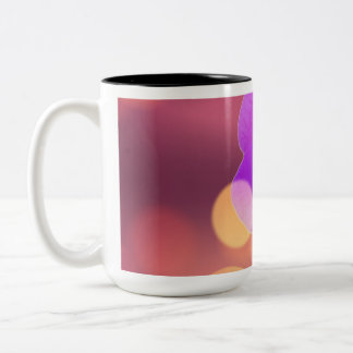 Lila Prinzessinnenblume mit träumerischem Bokeh un Zweifarbige Tasse