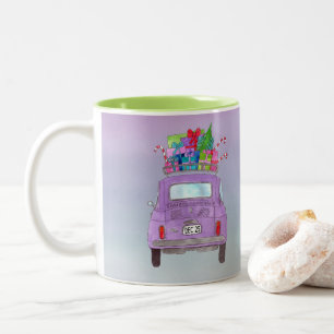 Lila Retro Fiat 500 mit Weihnachtsgeschenken Zweifarbige Tasse
