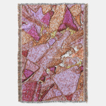 Lila rosa bemalte Vulkansteine zeichnend