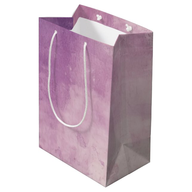 Lila Rosa Blush Textur Mittlere Geschenktüte (Rückseite Schrägansicht)