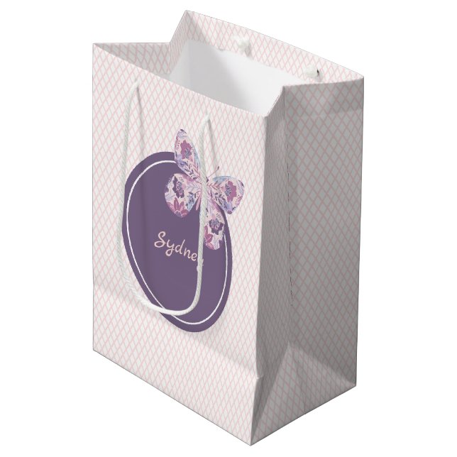 Lila rosa Gittermuster Personalisierter Schmetterl Mittlere Geschenktüte (Vorderseite Schrägansicht)