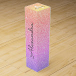 Lila rosa Glitzer-u. Schein-Monogramm Weinbox<br><div class="desc">Gold-,  Lila und rosaregenbogen PastellOmbre Imitat-Glitzer-und Schein-elegante Wein-Geschenkboxen. Diese Wein-Geschenkboxen können besonders angefertigt werden,  um Ihre Initiale und Vornamen einzuschließen und machen ein großes Geburtstags-Party,  Jahrestag,  Junggeselinnen-Abschied,  Brautpartygeschenk.</div>