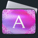 Lila rosa Glitzer und Sparklopfen Laptopschutzhülle<br><div class="desc">Lila und rosa Imitate Glitzer und sparkle Metallic Foil Elegant Monogram Case. Dieser Fall kann so angepasst werden,  dass er Ihren Anfangs- und Vornamen enthält.</div>