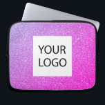 Lila-Rosa-Glitzer - Werbung für benutzerdefinierte Laptopschutzhülle<br><div class="desc">Lila und rosa Ombre Moderne und Berufliche Imitate Glitzer und sparkle elegante Logo Werbeaktion Corporate Laptop Bag oder schlankes Werbegeschenk für eine Schönheitsindustrie Geschenk. Dieser Fall kann auf Ihr Firmenlogo oder Ihr Firmenlogo angepasst werden.</div>