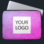 Lila-Rosa-Glitzer - Werbung für benutzerdefinierte Laptopschutzhülle<br><div class="desc">Lila und rosa Ombre Moderne und Berufliche Imitate Glitzer und sparkle elegante Logo Werbeaktion Corporate Laptop Bag oder schlankes Werbegeschenk für eine Schönheitsindustrie Geschenk. Dieser Fall kann auf Ihr Firmenlogo oder Ihr Firmenlogo angepasst werden.</div>