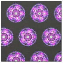 Lila rosa Mandala-Design auf schwarzem Hintergrund