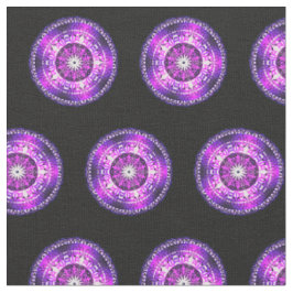 Lila rosa Mandala-Design auf schwarzem Hintergrund Stoff