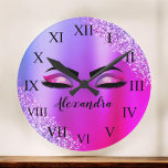 Lila rosa Monogramm Glitzer Eyelash Modern Runde Wanduhr<br><div class="desc">Lila und rosa Imitat Foil Metallic Sparkle Glitzer Brushed Metal Monogram Name and Initial Eyelashes (Lashes),  Eyelash Extensions und Eyes kleine Zieruhr. Das Design macht den perfekten süßen 16 Geburtstag,  Hochzeit,  Brautparty,  Jubiläum,  Babydusche oder Junggeselinnen-Abschied Geschenk für jemanden,  der nach einem trendigen coolen Stil suchen.</div>