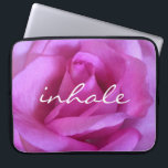 Lila rosa Rose Foto Inhalieren Zitat Modern kühl Laptopschutzhülle<br><div class="desc">Ein nahes Foto einer pulsierenden lila-rosa Rose will zum "Stoppen und Riechen der Blume". Entspannen Sie sich und inhalieren Sie die Schönheit dieses Fotos, wenn Sie diese atemberaubende Fotografie neopren Laptop Ärmel. Dieser Laptop-Ärmel ist in drei Größen erhältlich: 15 Zoll, 13 Zoll und 10 Zoll. Ein tolles Geschenk für jemanden,...</div>