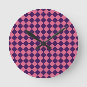 Lila Rosa Schachbrett-Diamant-Muster Runde Wanduhr