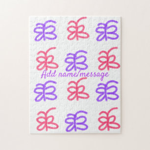 Lila rosa Schmetterling Doodle-Muster mit Namenszu