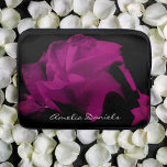 Lila Rose Personalisierter Laptop-Sieb Laptopschutzhülle<br><div class="desc">Erhöhen Sie Ihren technischen Stil mit einer Touch von dramatischer Eleganz. Dieses personalisierte Notebook-Gehäuse zeichnet sich durch eine atemberaubende lila Rose auf schwarzem Hintergrund aus. Ideal für diejenigen,  die gewollt haben,  ihren Laptop zu schützen,  während sie eine kühne Aussage machen.</div>