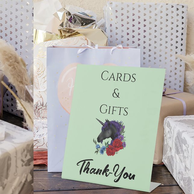 lila Rote Blume mit schwarzem Einhorn Sockelschild (Von Creator hochgeladen)