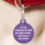Lila "Ruf meine Mama an" Funny Haustiermarke<br><div class="desc">Geben Sie Ihrem Haustier eine humorvolle Touch mit diesem lila Tag. Der Tag enthält eine spielerische Nachricht: "Ich bin verloren. Rufen Sie bitte meine Mutter an, sie weint hässlich.. Ich gemein wirklich hässlich zu weinen." Dieses Tag ist perfekt für Besitzer von Haustieren, die ein gutes Lachen schätzen, und verbindet Haltbarkeit...</div>