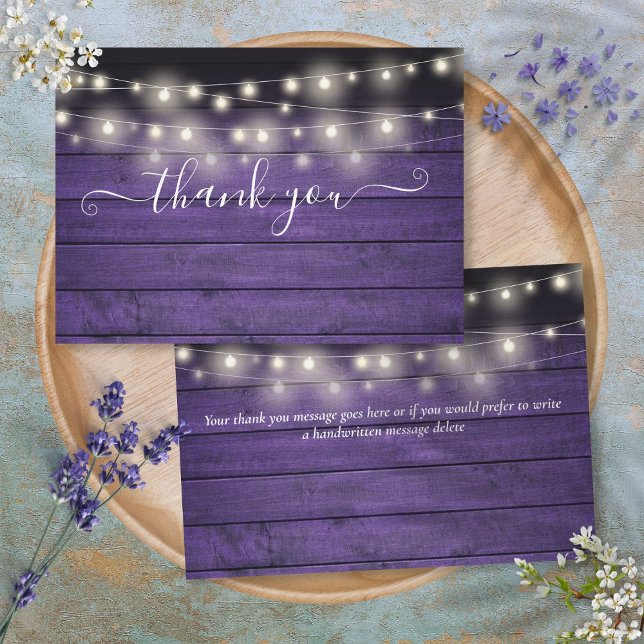 Lila rustikale Holzzeicheneiche Dankeskarte (Purple Rustic Wood String Lights Script Wedding Thank You Card)