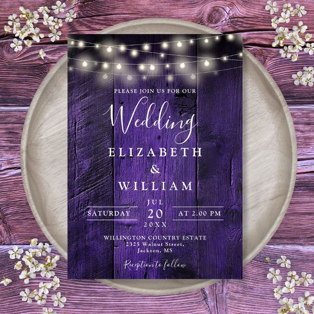 Lila Rustikale Stallenholz Einladung (Purple Rustic Barn Wood String Lights Wedding Invitation)