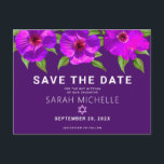 Lila Save the Date Bat Mitzvah Floral Watercolor Einladungspostkarte<br><div class="desc">Achten Sie darauf, dass alle Ihre Freunde und Verwandten den Meilenstein Ihrer Tochter Bat Mitzvah feiern können! Versenden Sie diese schicke, atemberaubende, lila, rosa, florale Aquarellfarbe mit modernem san Serif Typ vor einem dunkelpflaumen lila Hintergrund, personalisierte "Save the Date" Ankündigung Postkarte. Personalisieren Sie den benutzerdefinierten Text mit dem Namen und...</div>