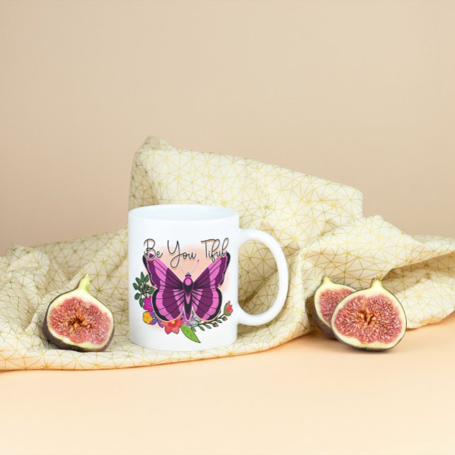 Lila Schmetterling in Rosa Kaffeetasse (Von Creator hochgeladen)