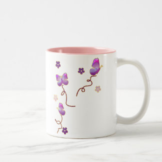 Lila Schmetterlinge und Blumen Zweifarbige Tasse
