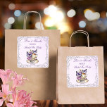 Lila Schmetterlinge Viktorianisches Bridal Tee Par Quadratischer Aufkleber<br><div class="desc">Lila Schmetterlinge Viktorianische Vintage verzierte silberne Rand eine Tasse Tee mit violetten Blumen und Schmetterlinge Brautparty Tee Party elegante bedruckt Dank Ihnen favorisieren Aufkleber Vorlage personalisiert Günstige Aufkleber</div>