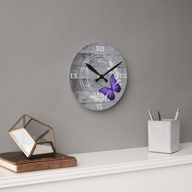 Lila Schmetterlingsmütze Rustikale Acrylwand Runde Wanduhr (Büro)