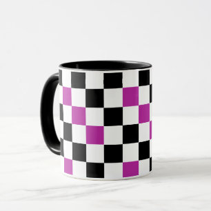 Lila Schwarz Weiß kariertes Musterdesign Tasse