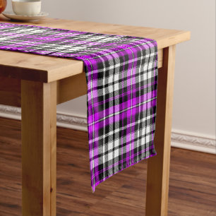 Lila Schwarz Weiß Kariertes Tartan Muster Design  Kurzer Tischläufer