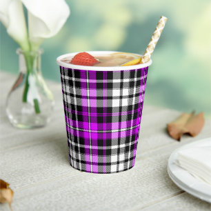 Lila Schwarz Weiß Kariertes Tartan Muster Design  Pappbecher