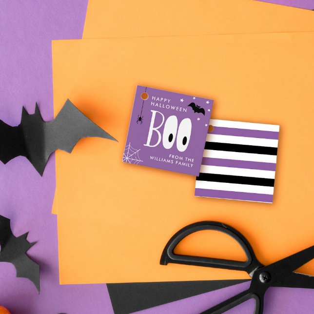 Lila Schwarz-weißer Boo Happy Halloween Geschenkanhänger (Von Creator hochgeladen)