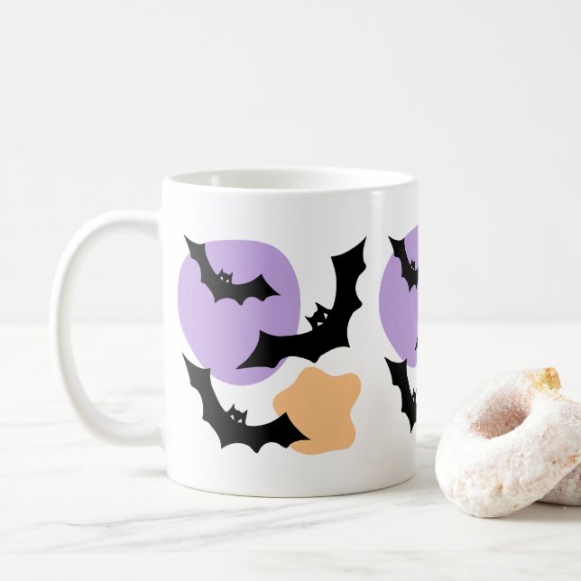 Lila schwarze Fledermäuse und Orangefarbenes Hallo Kaffeetasse (Mit Donut)