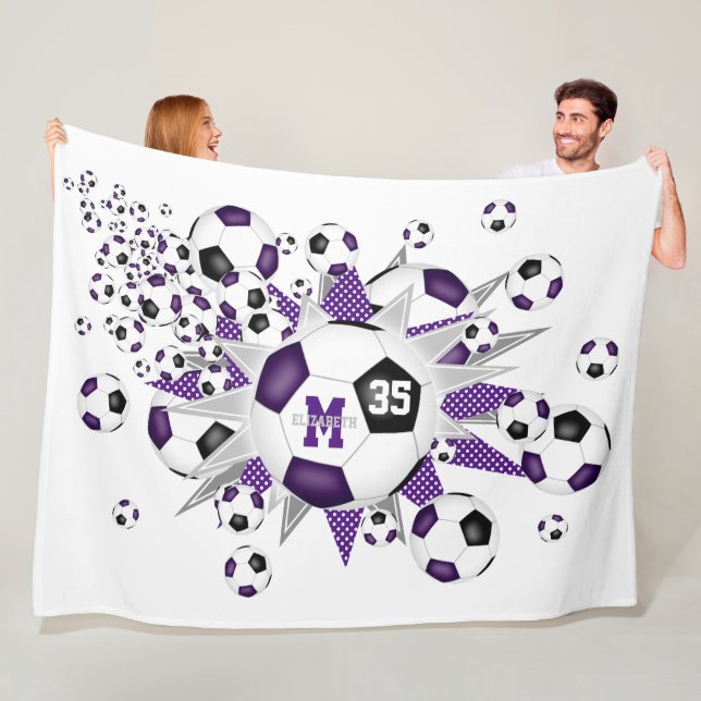 lila schwarze Fußballbälle: Mädchen benennen Fleecedecke (Beispiel)