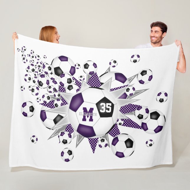 lila schwarze Fußballbälle: Mädchen benennen Fleecedecke (Beispiel)