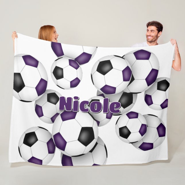 lila schwarze Fußbälle sportliche Dekoration Fleecedecke (Beispiel)