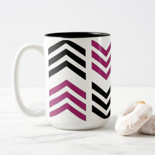 Lila-schwarzes Chevron-Geometrie-Muster Zweifarbige Tasse