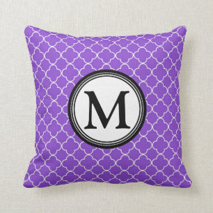 Lila schwarzes Quatrefoil Monogramm-dekoratives Kissen