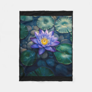Lila Seerosenblüten und Seerosenblätter auf einem Fleecedecke