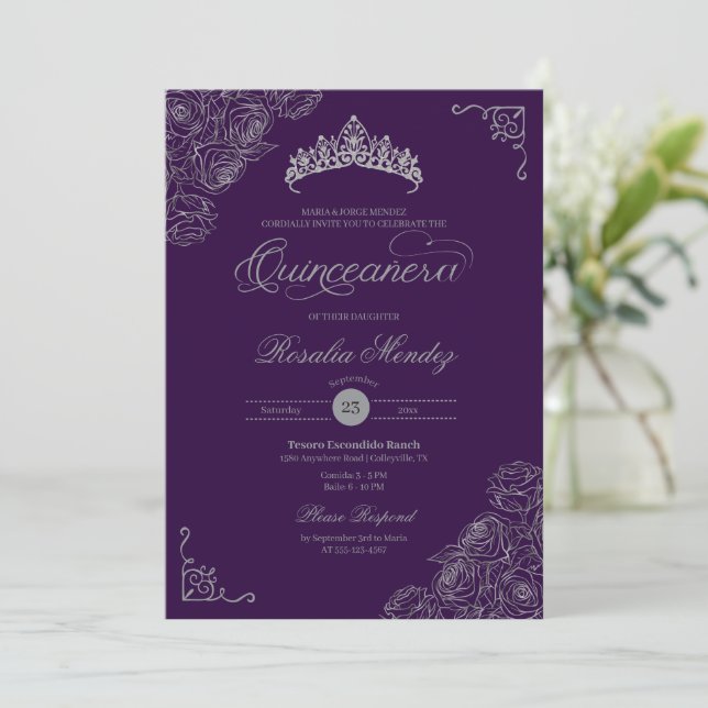 Lila & Silberne Rose Elegante Quinceñera Einladung (Stehend Vorderseite)