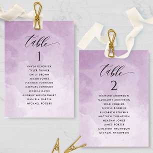 Lila Sitzplatzkarte mit den Namen der Gäste