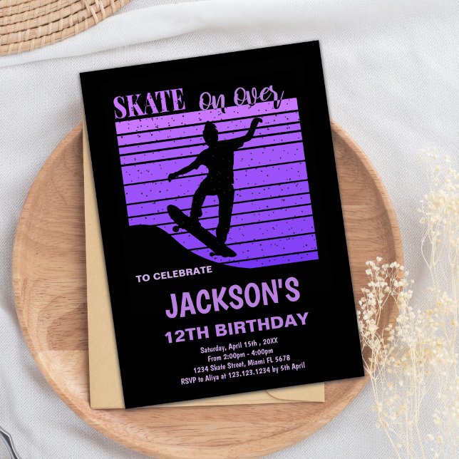 Lila Skateboard Geburtstagseinladung Einladung (Purple Skateboard Birthday Invitations)